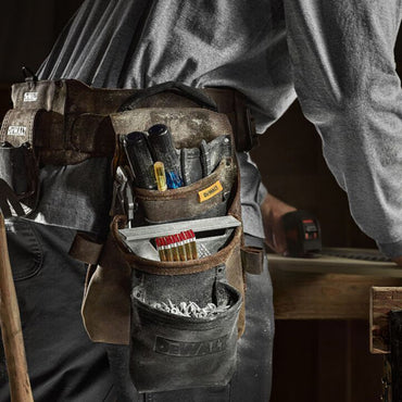 [DWST550113] -Cartuchera/Portaherramientas De Cuero Con Cinturon Ajustable, Multiples Compartimientos. Marca Dewalt
