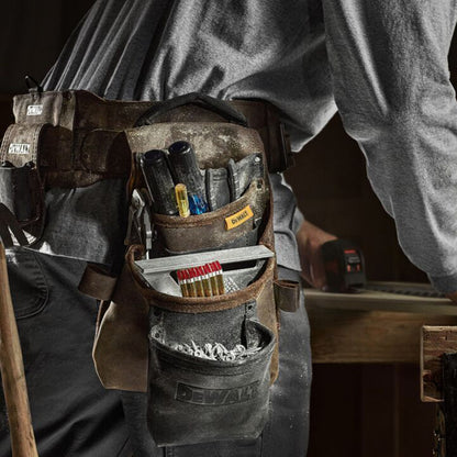 [DWST550113] -Cartuchera/Portaherramientas De Cuero Con Cinturon Ajustable, Multiples Compartimientos. Marca Dewalt