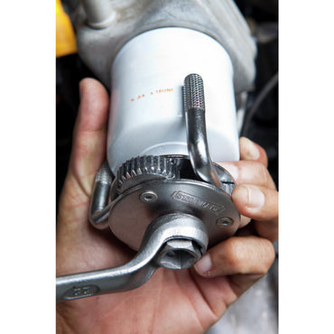 [79-043] -Llave Ajustable De Filtro De Aceite De 3 Brazos, Apertura De 2-12 A 4-3/4 Pulgadas. Marca Stanley