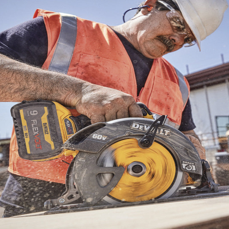[DCS578X2] -Sierra Circular De 7-1/4, Flexvolt, 60v, Inalmbrica, Sin Carbones, 2 Baterias, Disco, Cargador Y Bolso. Marca Dewalt