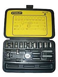 [86-118] -Juego De 17 Piezas, Raiz De 1/4 Pulgadas, Copas En Pulgadas, Extensiones Y Ratchet Con Maleta Plastica. Marca Stanley