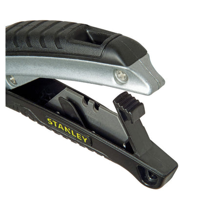 [10-788] -Cuchilla Retractil, Fatmax Instant Change, Largo De 6-5/8 Pulgadas, 168 Mm, Con 2 Hojas Estandar. Marca Stanley