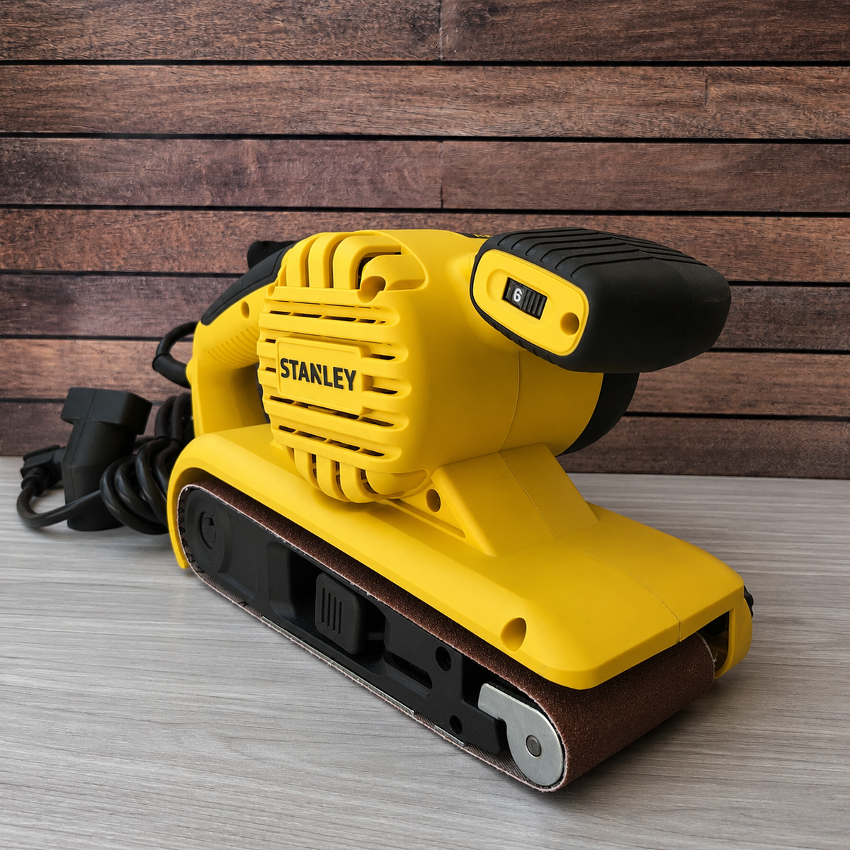 [SB90-B3] -Lijadora De Banda, 3 X 21 Pulg, 900 Watts, Velocidad Variable. Marca Stanley