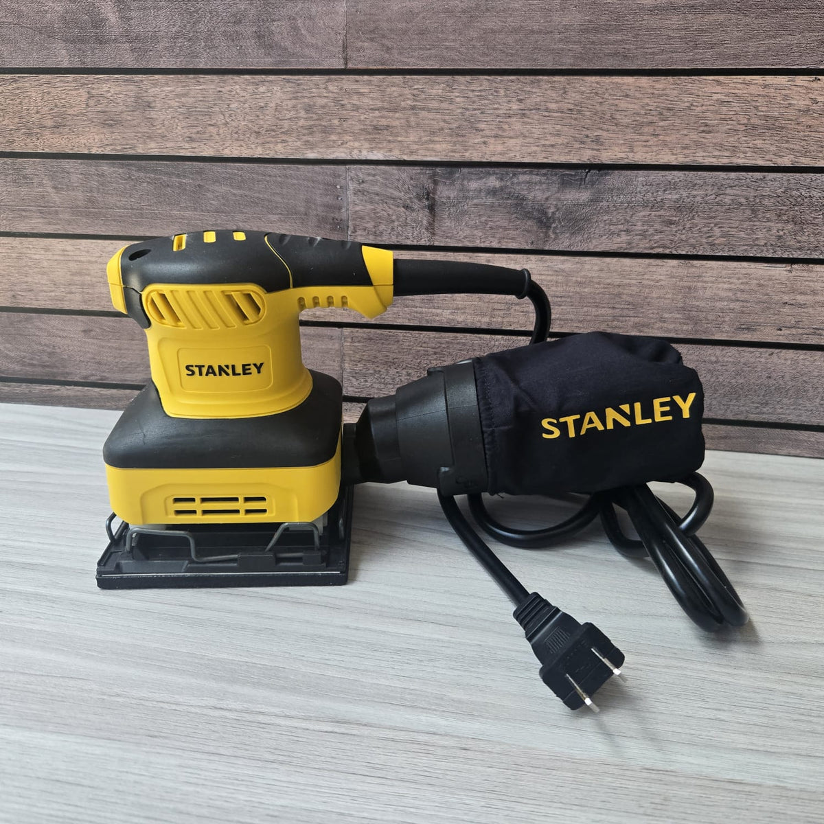 Lijadora de Palma Orbital 1/4 Hoja 240W con Recolector de Polvo | STANLEY | SS24-B3